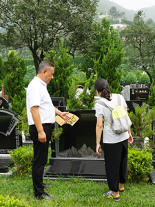 带客户选墓介绍墓碑