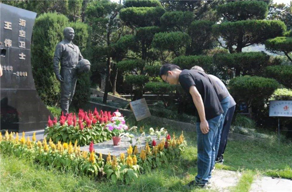 祭拜安贤陵园烈士王伟