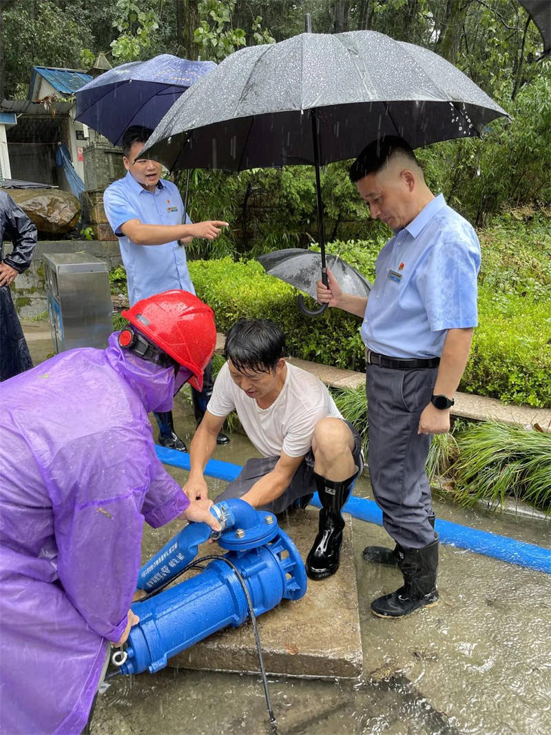 工作人员全力指挥排水防涝